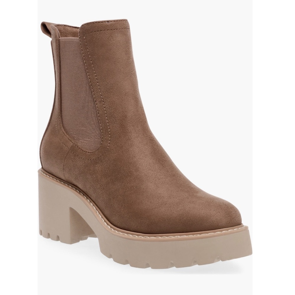 Dolce Vita platform chelsea boot in a suede material size 9 brand new never worn